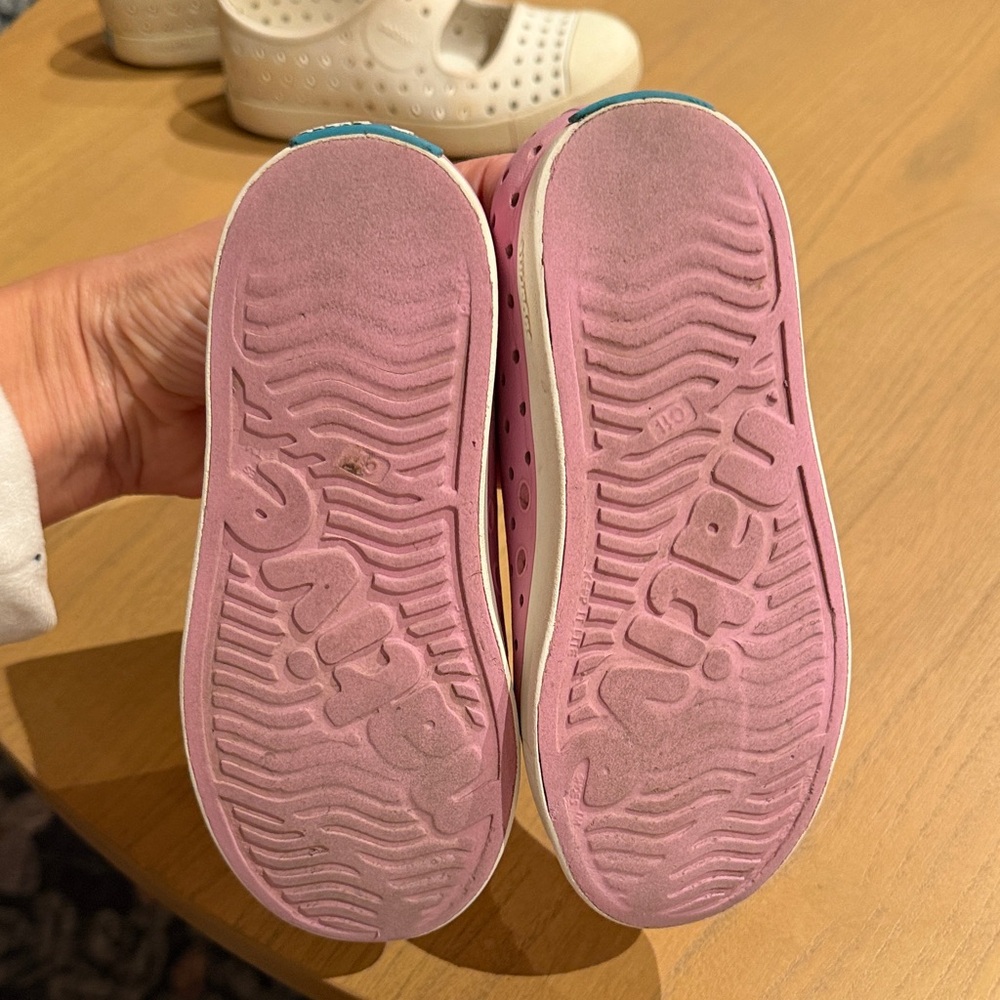 Native Pink and White Slip-On Jefferson. Little kids size 11 Footwear - Picture 4 of 6